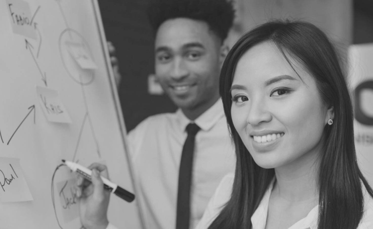 Emprendedores trabajando en finanzas de startup