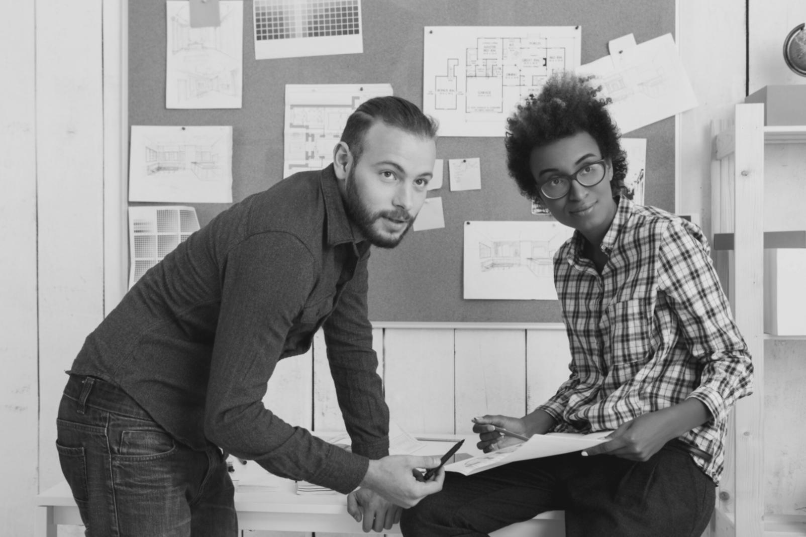 Estudiantes trabajando en análisis financiero de startups